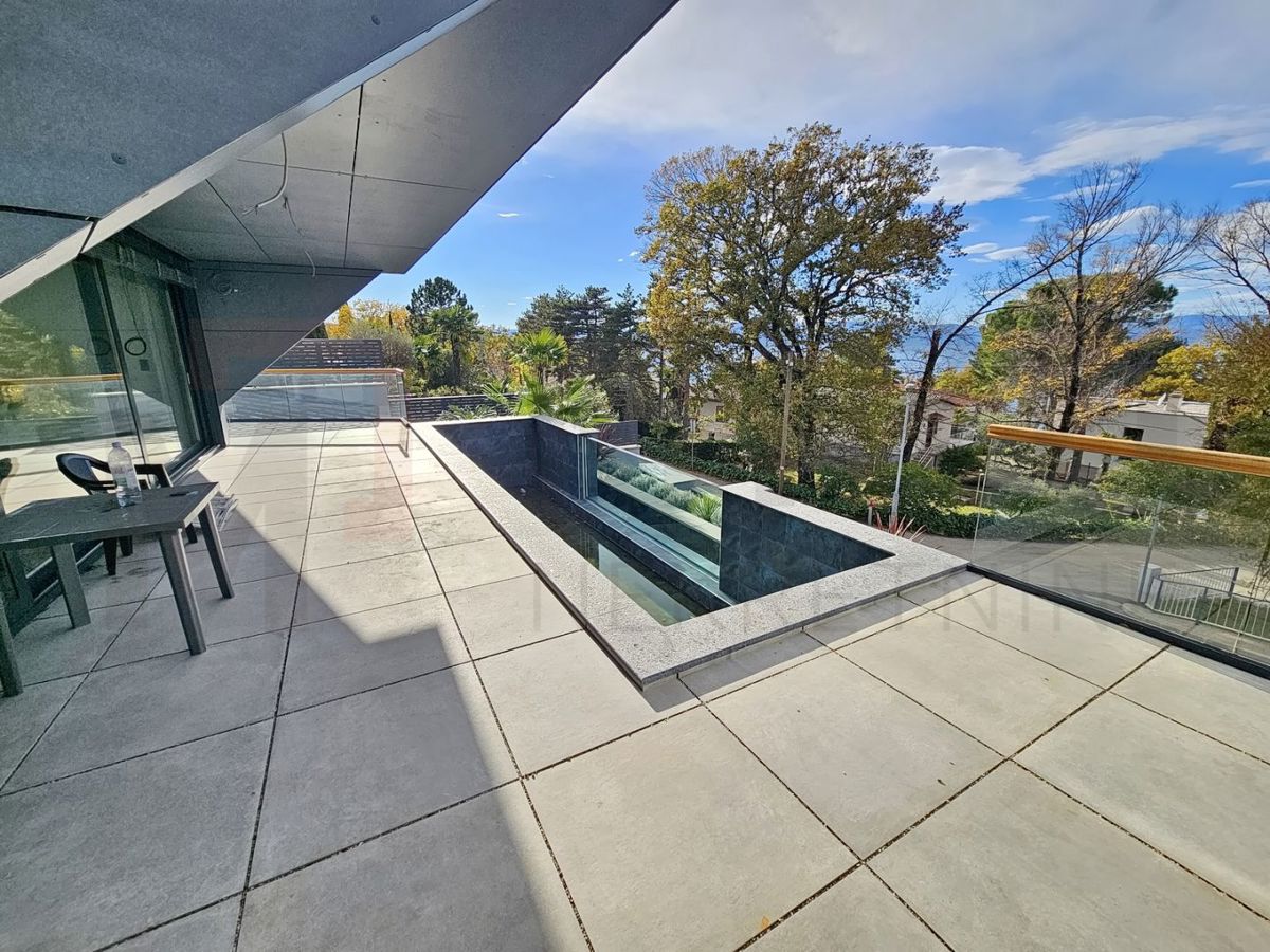 Njivice, nova dizajnersko zasnovana in moderno zgrajena vila 50 m od morja, PRODAJA!