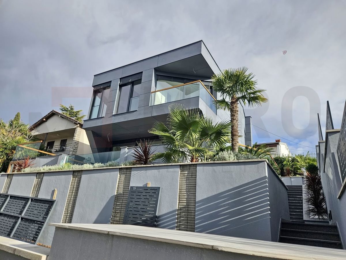 Njivice, nova dizajnersko zasnovana in moderno zgrajena vila 50 m od morja, PRODAJA!