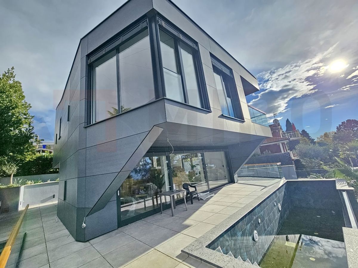 Njivice, nova dizajnersko zasnovana in moderno zgrajena vila 50 m od morja, PRODAJA!