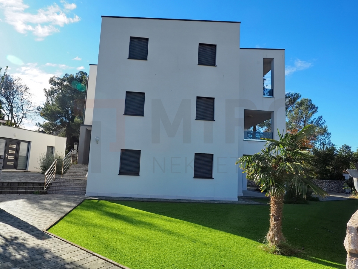 Malinska, opremljen apartma na odlični lokaciji 100 m od morja, PRODAJA!