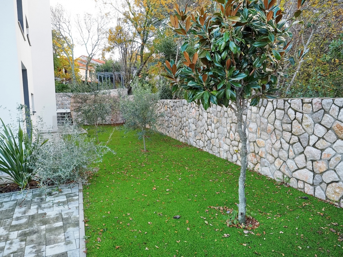 Malinska, opremljen apartma na odlični lokaciji 100 m od morja, PRODAJA!
