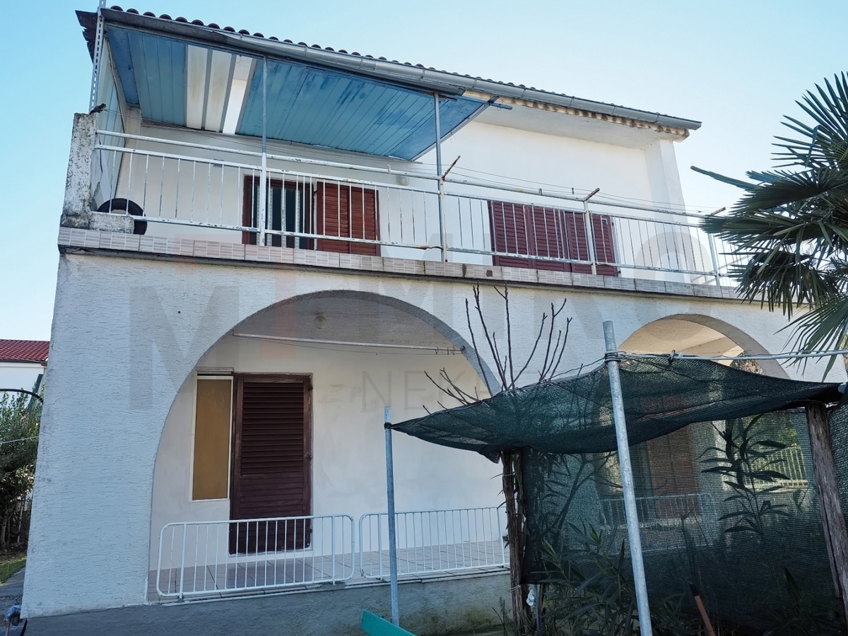 Malinska, samostojna hiša s 3 apartmaji in velikim vrtom!