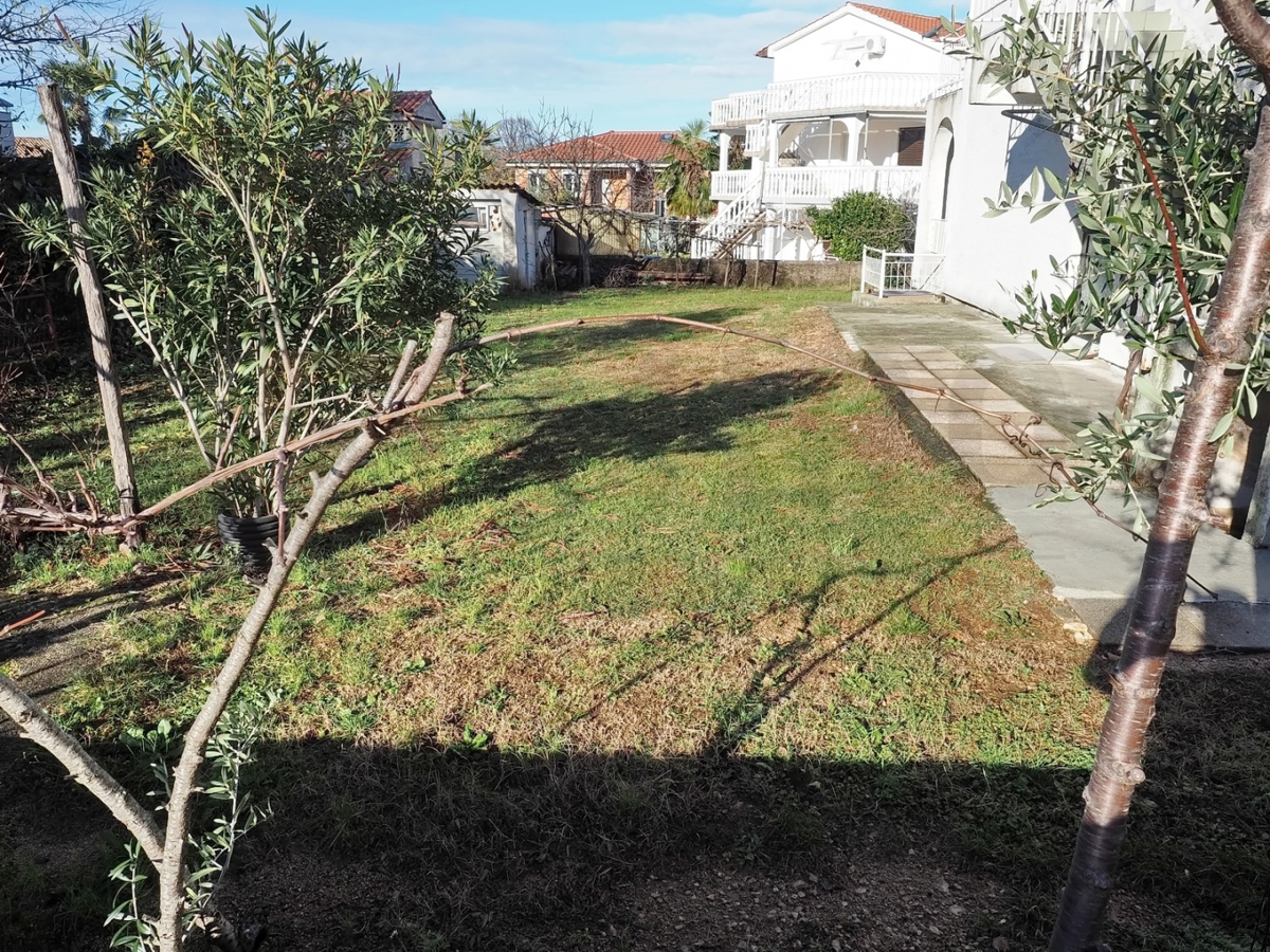 Malinska, samostojna hiša s 3 apartmaji in velikim vrtom!