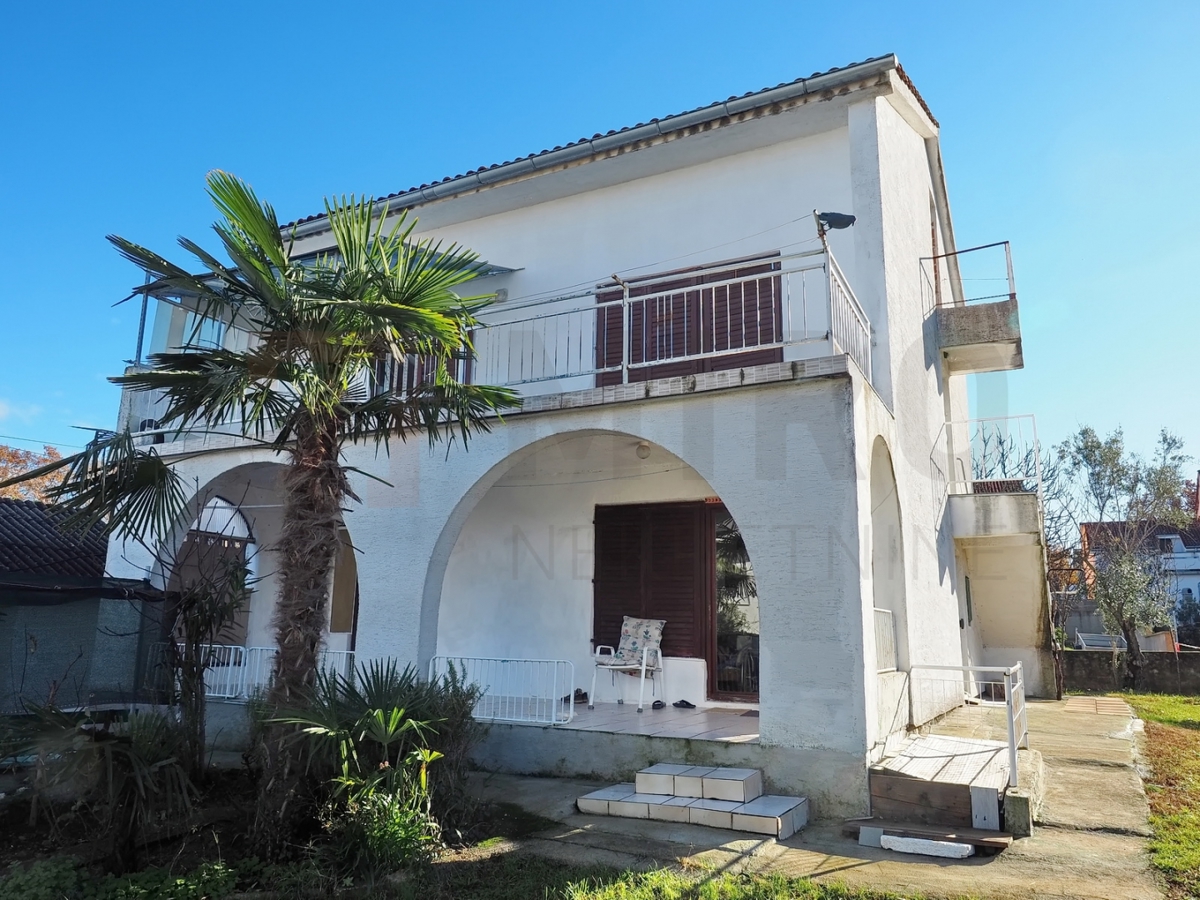 Malinska, samostojna hiša s 3 apartmaji in velikim vrtom!