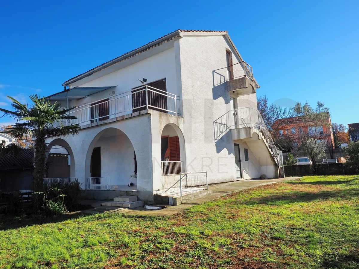 Malinska, samostojna hiša s 3 apartmaji in velikim vrtom!