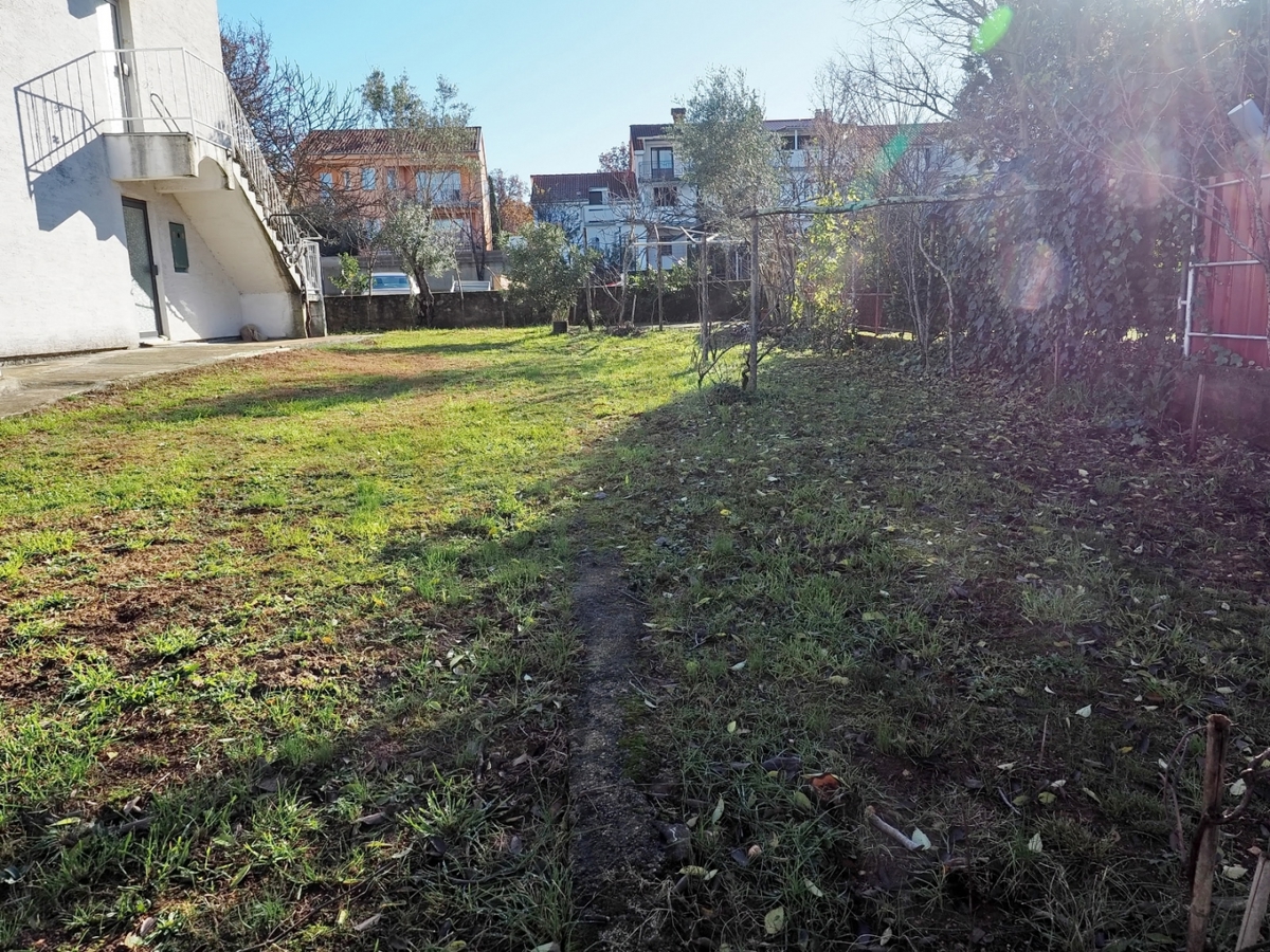 Malinska, samostojna hiša s 3 apartmaji in velikim vrtom!