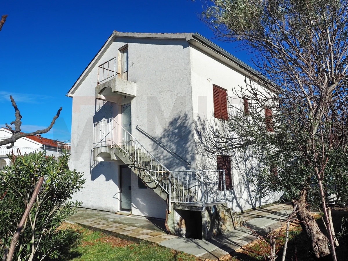 Malinska, samostojna hiša s 3 apartmaji in velikim vrtom!