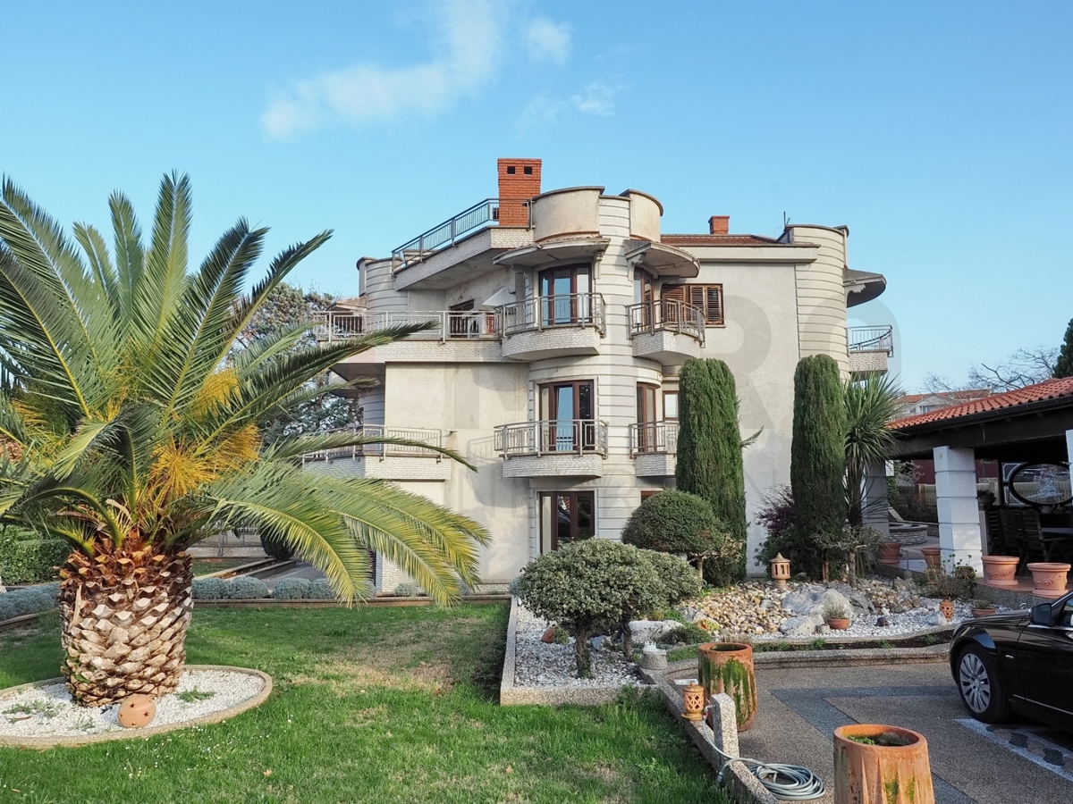 Malinska, apartmajska hiša z lepo urejenim prostornim vrtom, PRODAJA!