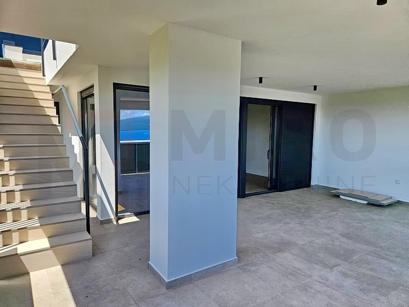 Mesto Krk, nov dvonadstropni apartma s strešno teraso in bazenom