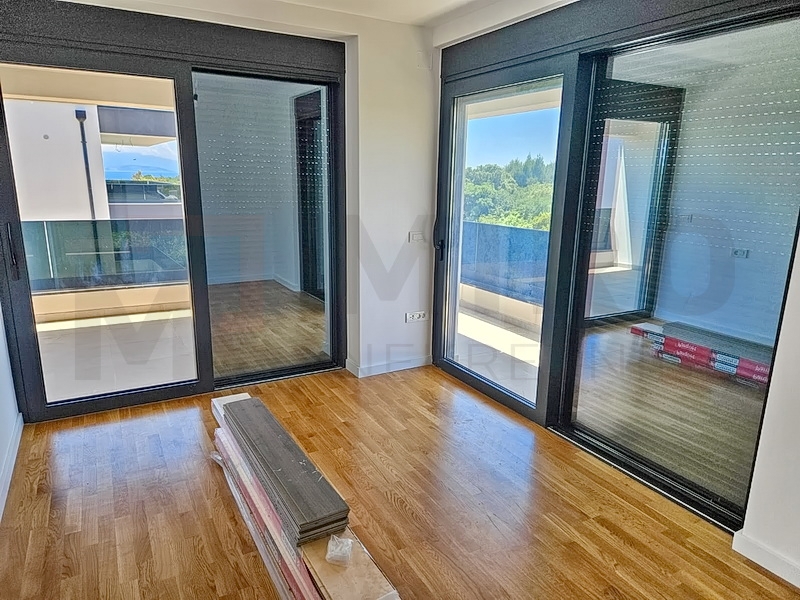 Mesto Krk, nov dvonadstropni apartma s strešno teraso in bazenom