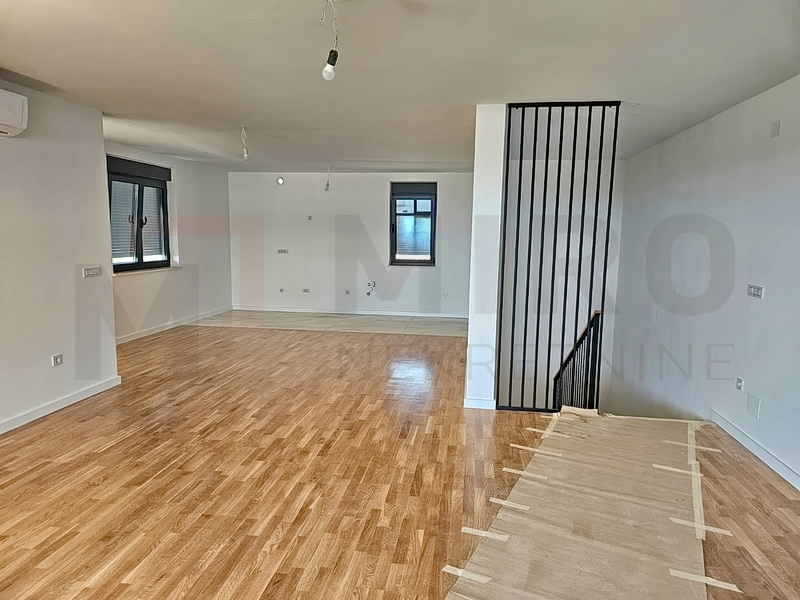 Mesto Krk, nov dvonadstropni apartma s strešno teraso in bazenom