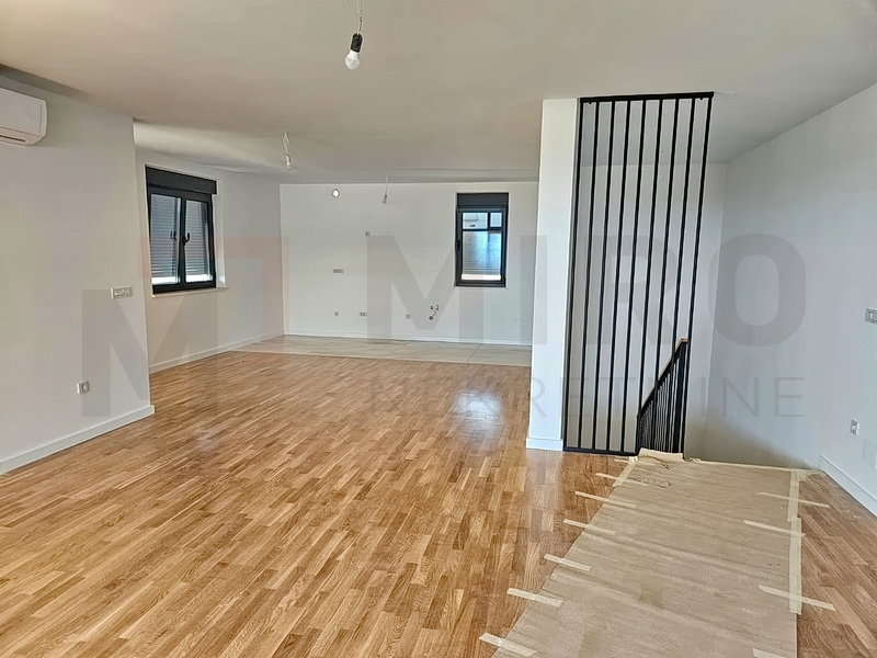 Mesto Krk, nov dvonadstropni apartma s strešno teraso in bazenom