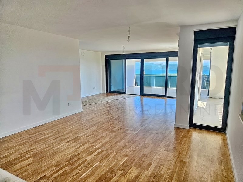 Mesto Krk, nov dvonadstropni apartma s strešno teraso in bazenom
