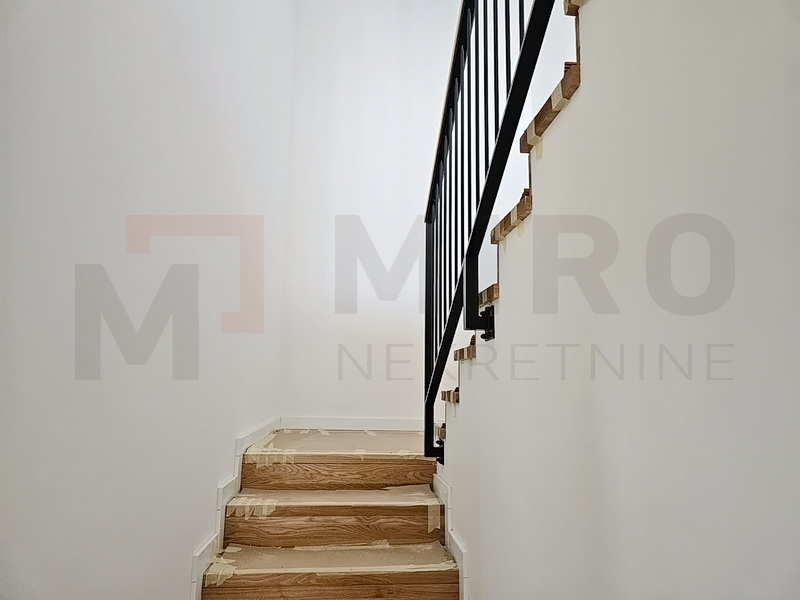 Mesto Krk, nov dvonadstropni apartma s strešno teraso in bazenom