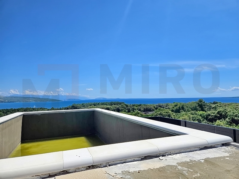 Mesto Krk, nov dvonadstropni apartma s strešno teraso in bazenom