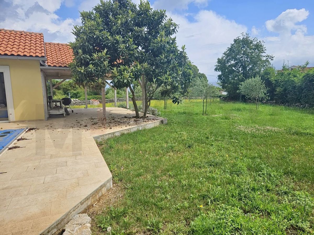 Krk, Šotovento, samostojna hiša z bazenom in pomožnim objektom!