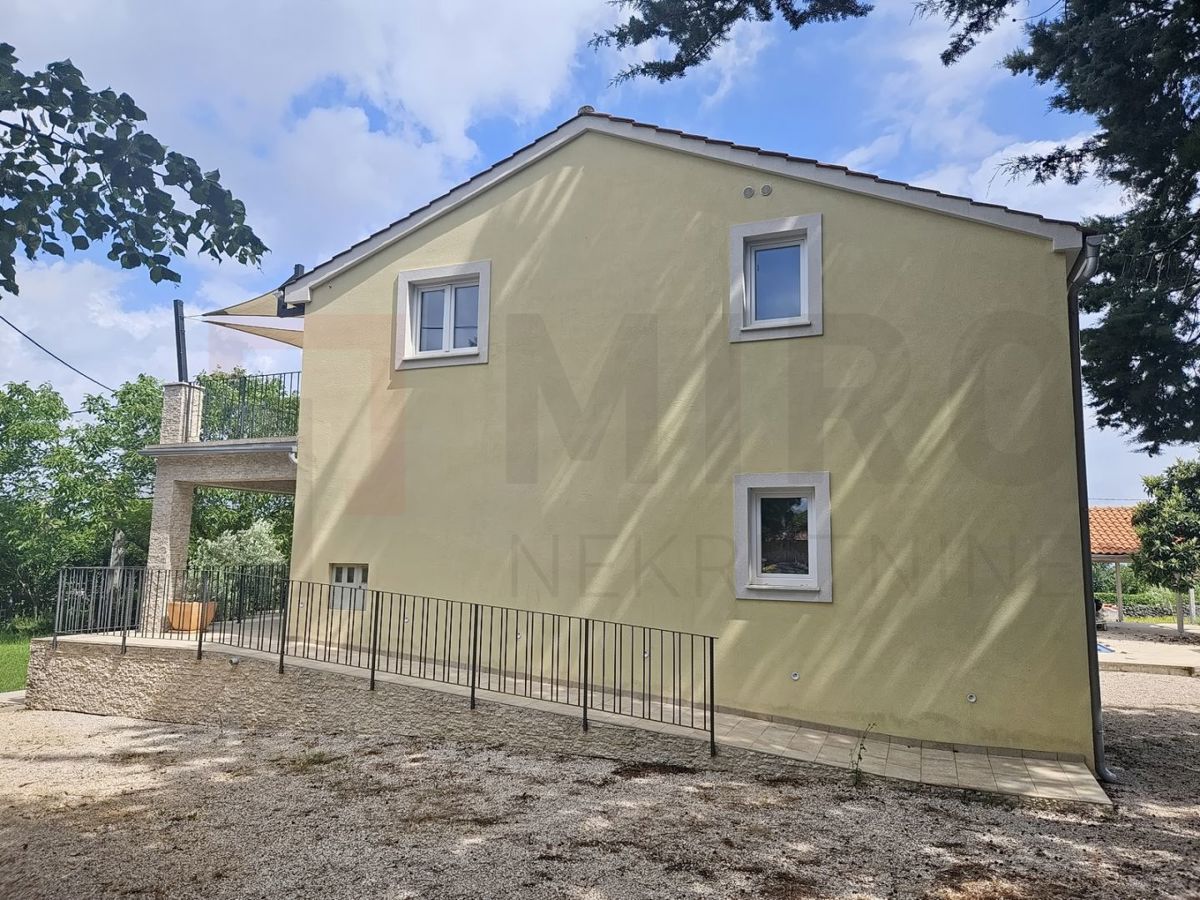 Krk, Šotovento, samostojna hiša z bazenom in pomožnim objektom!