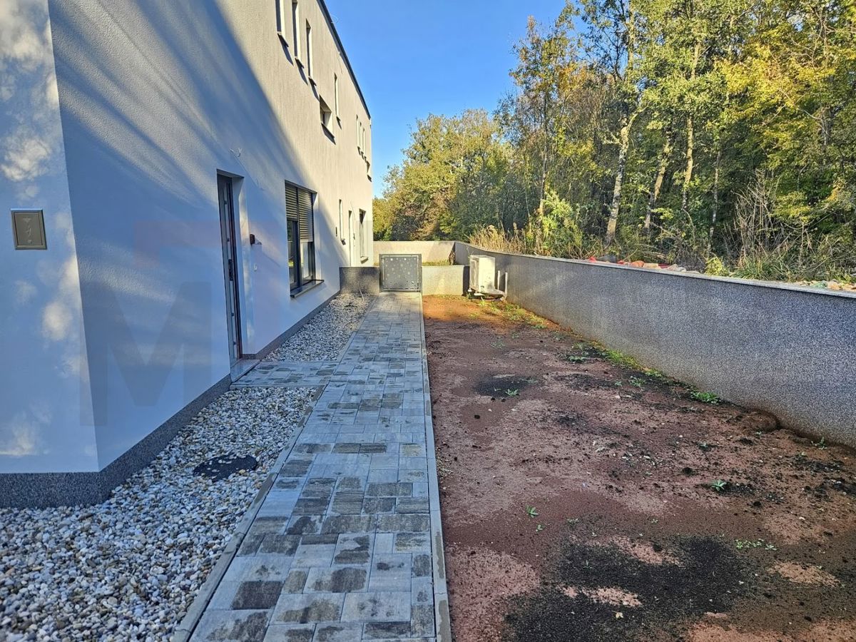 Malinska, nov dvojček z bazenom na odlični lokaciji, PRODAJA!