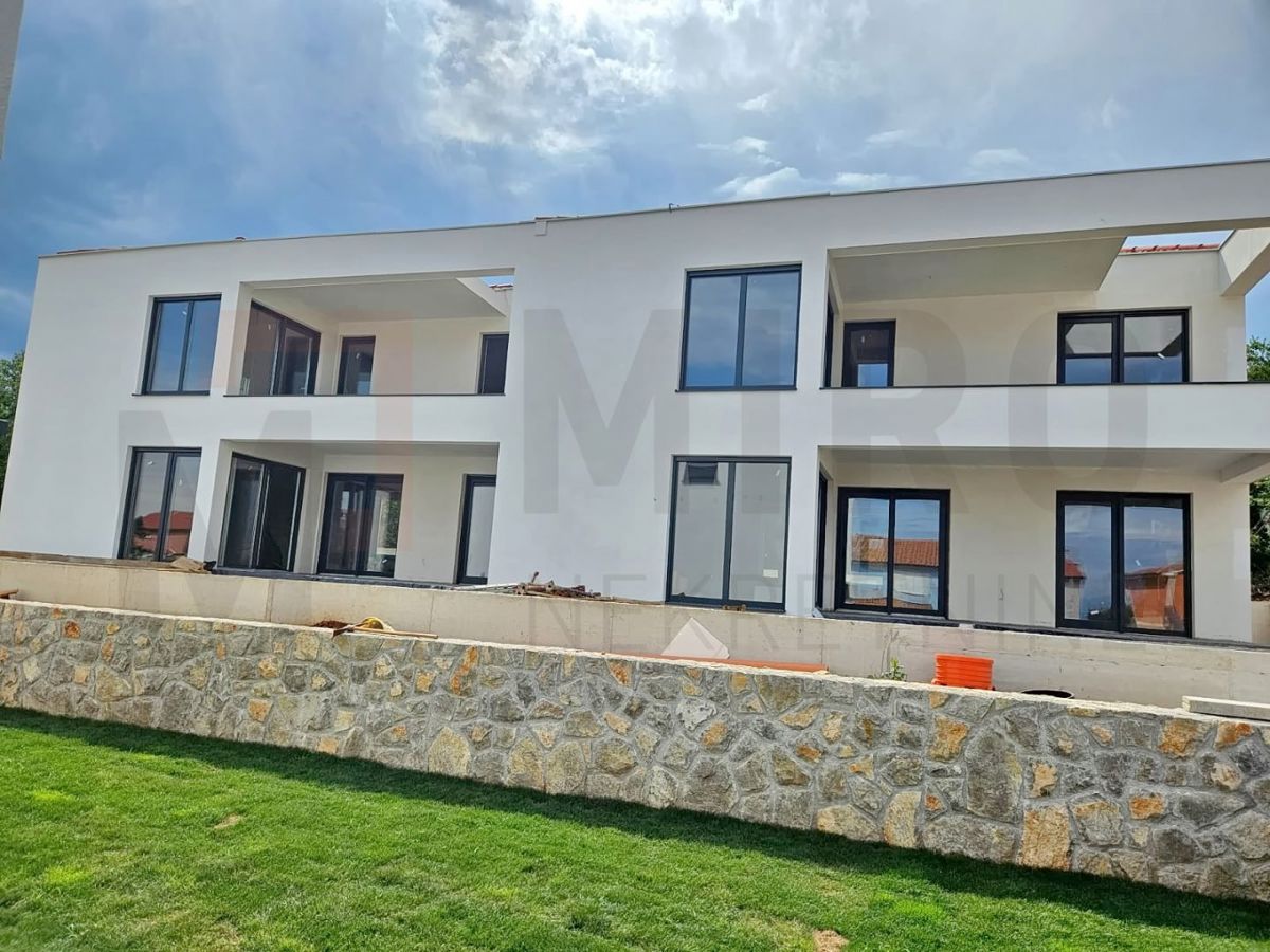Malinska, nov dvojček z bazenom na odlični lokaciji, PRODAJA!