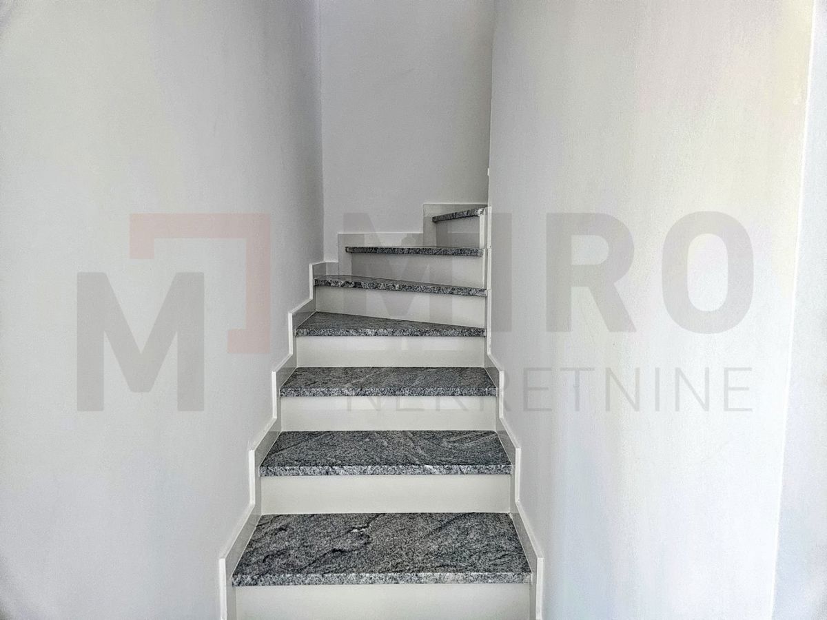 Malinska, nov dvojček z bazenom na odlični lokaciji, PRODAJA!