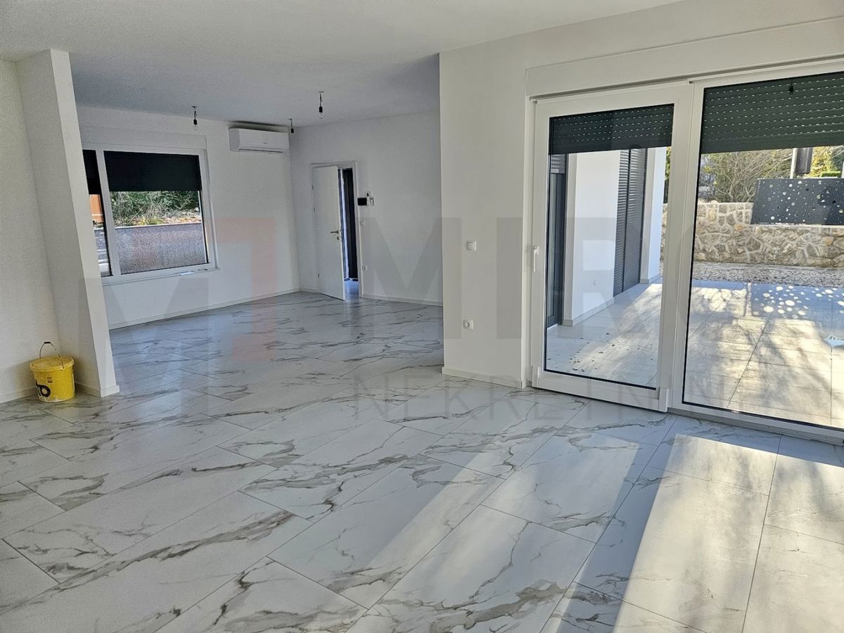 Malinska, nov dvojček z bazenom na odlični lokaciji, PRODAJA!