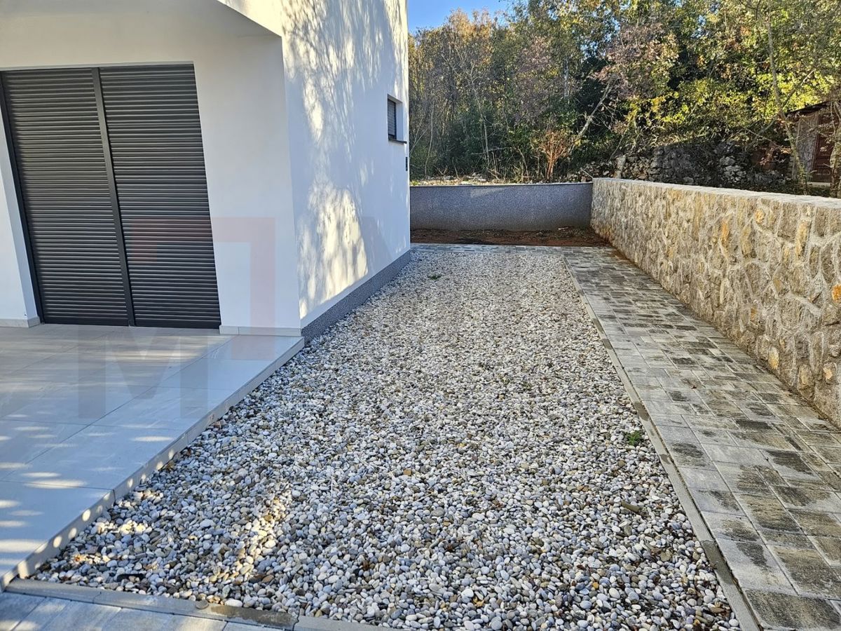 Malinska, nov dvojček z bazenom na odlični lokaciji, PRODAJA!