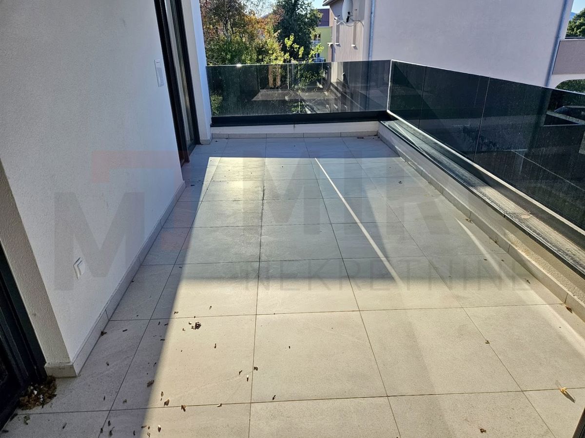 Malinska, nov dvojček z bazenom na odlični lokaciji, PRODAJA!