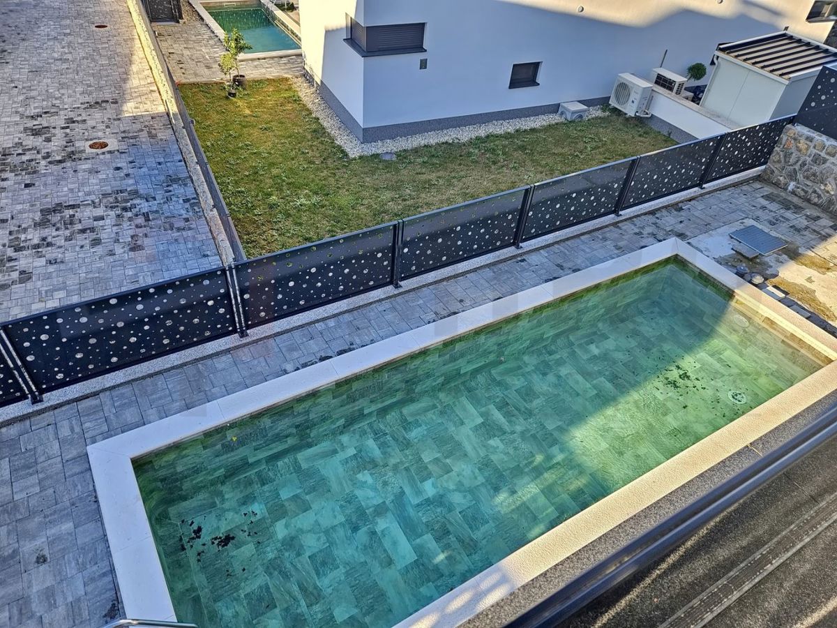 Malinska, nov dvojček z bazenom na odlični lokaciji, PRODAJA!