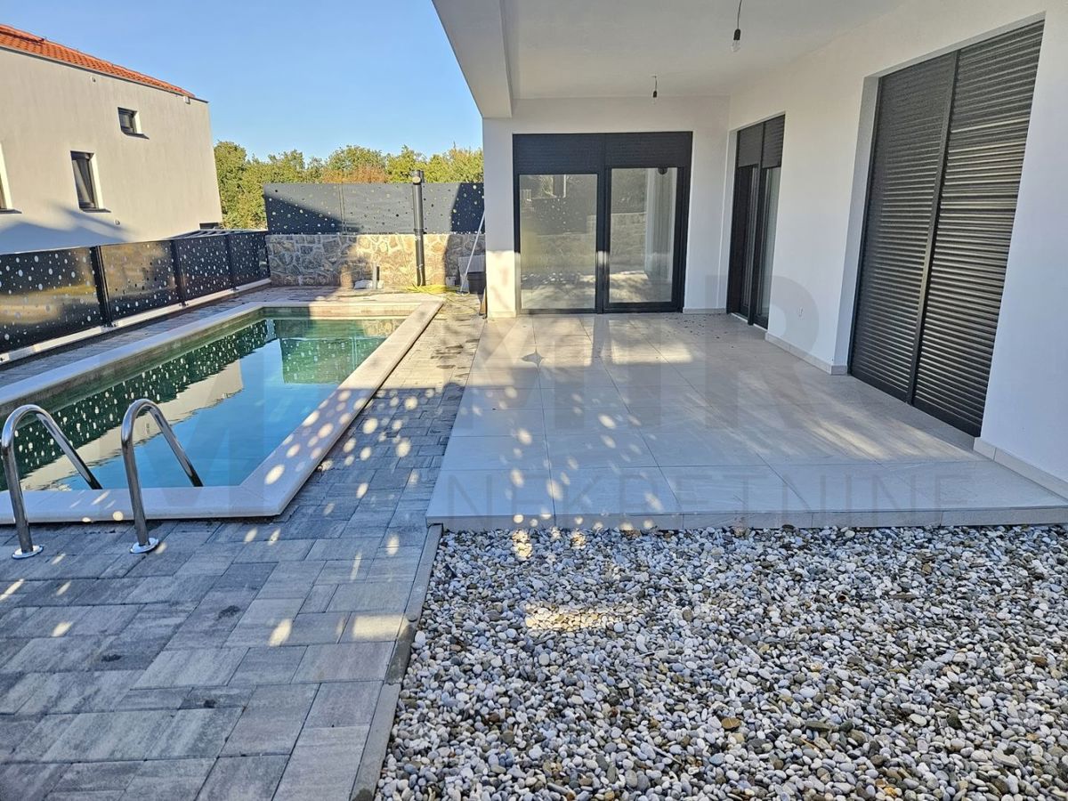 Malinska, nov dvojček z bazenom na odlični lokaciji, PRODAJA!