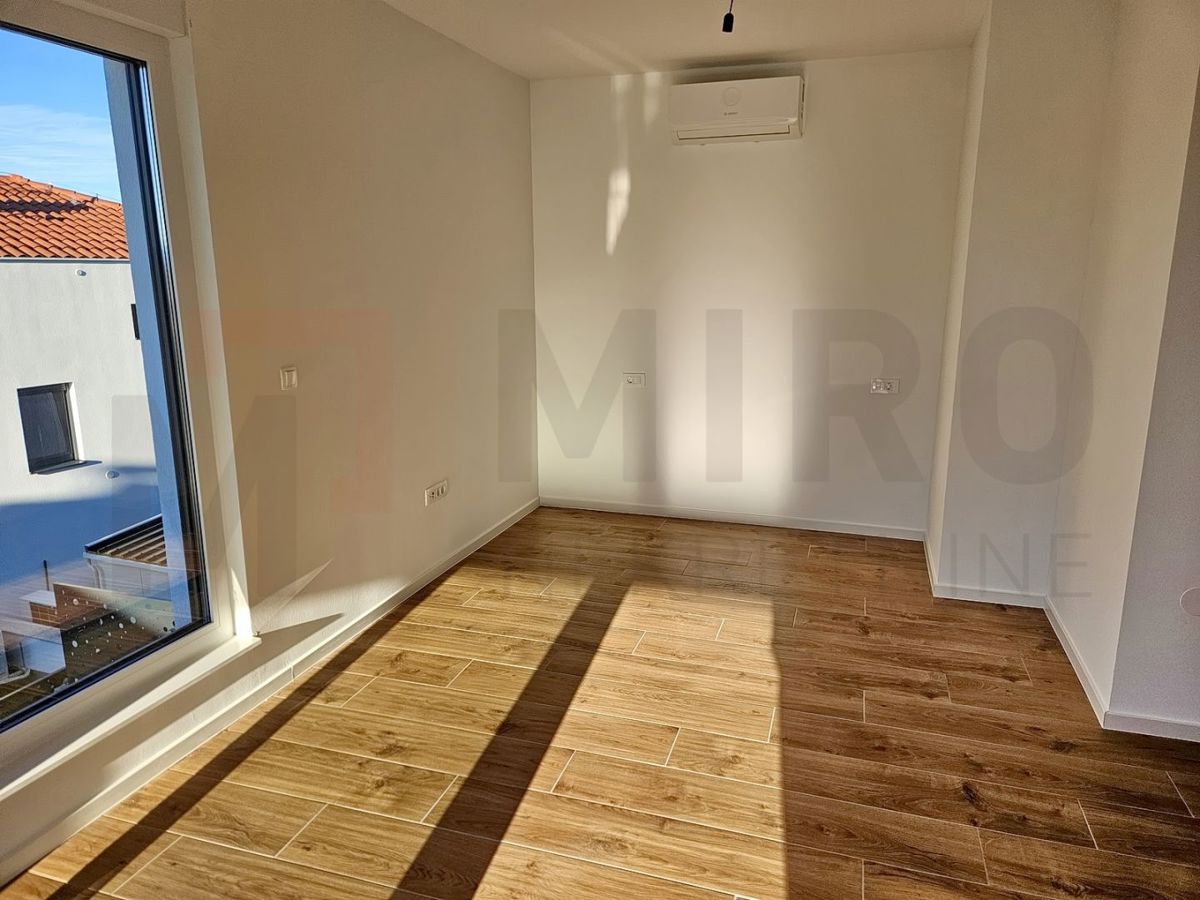 Malinska, nov dvojček z bazenom na odlični lokaciji, PRODAJA!