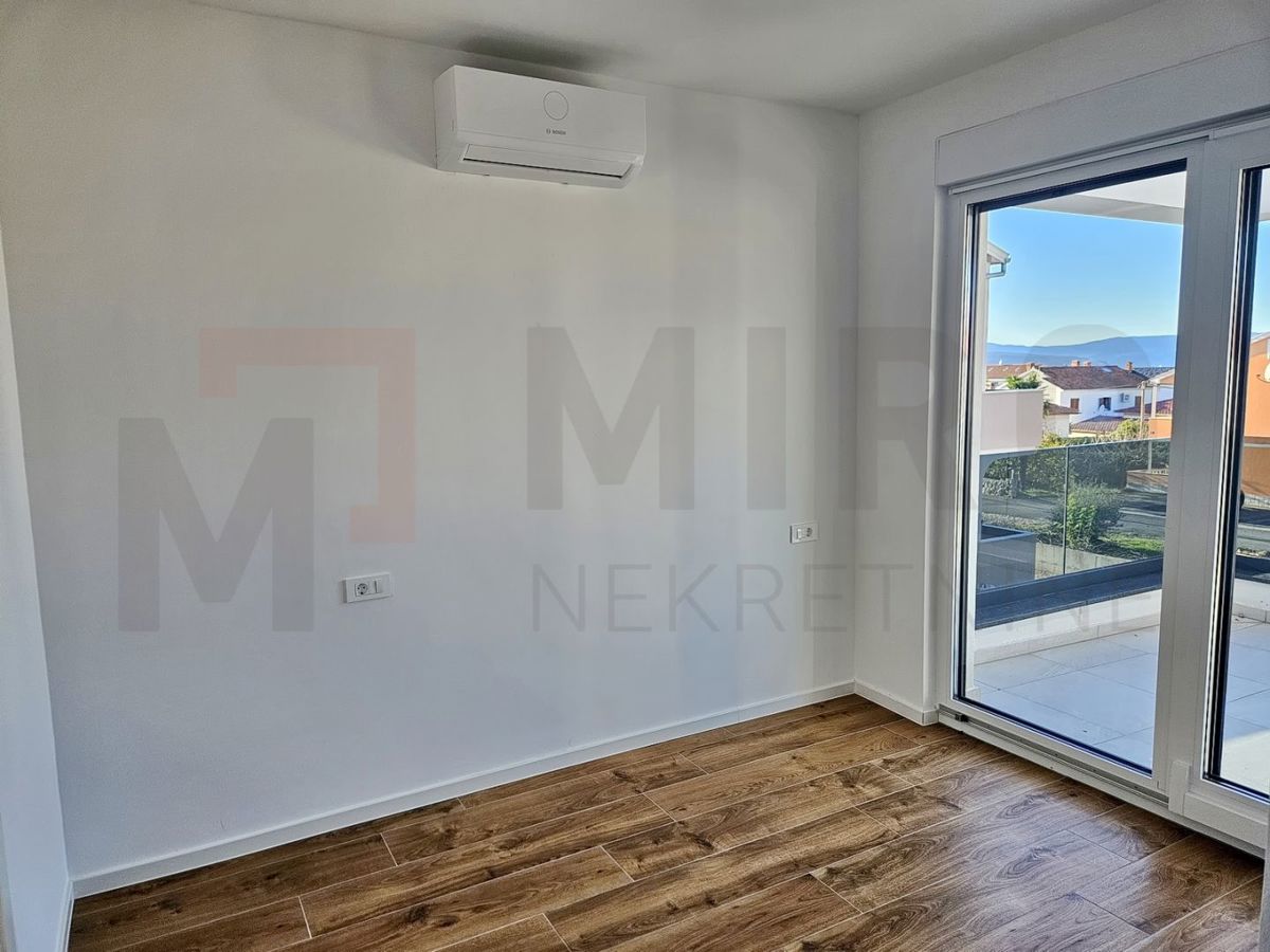 Malinska, nov dvojček z bazenom na odlični lokaciji, PRODAJA!