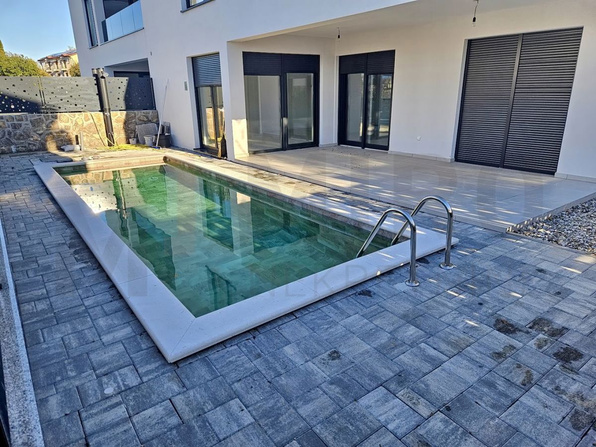 Malinska, nov dvojček z bazenom na odlični lokaciji, PRODAJA!