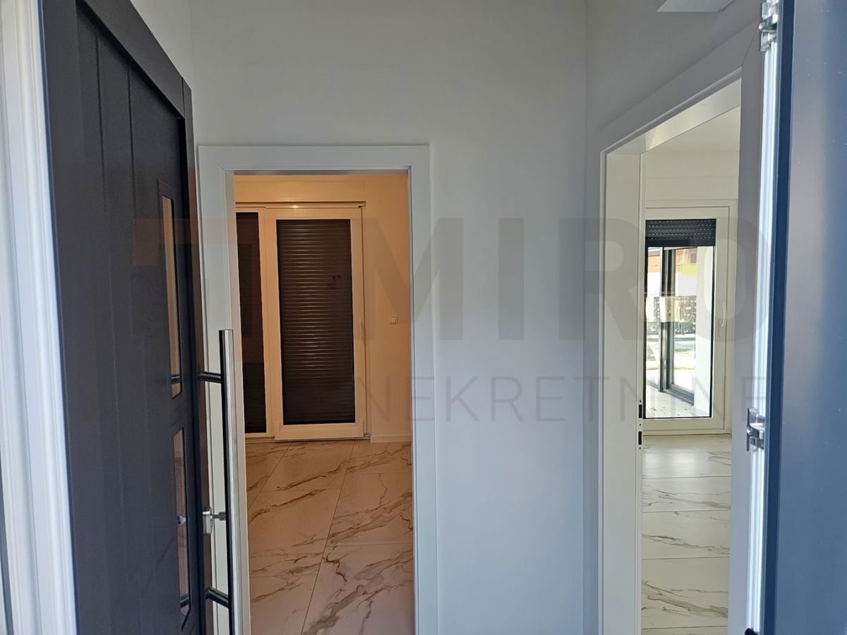 Malinska, nov dvojček z bazenom na odlični lokaciji, PRODAJA!