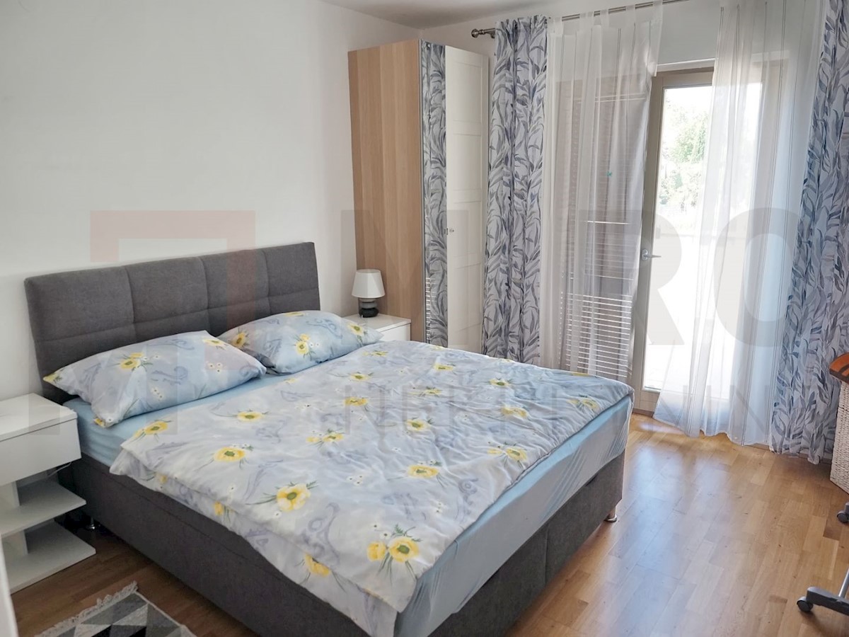 Malinska, samostojna hiša s 3 apartmaji in velikim vrtom!