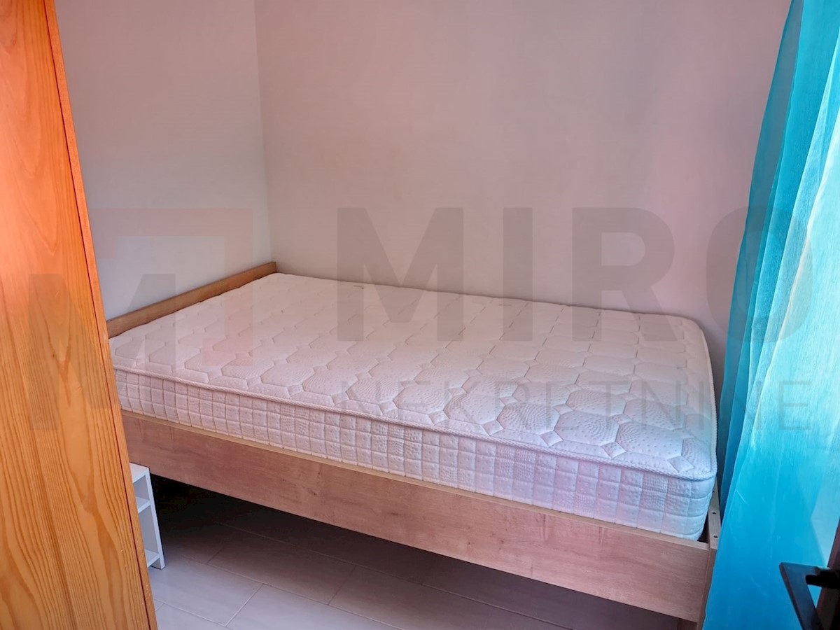 Malinska, samostojna hiša s 3 apartmaji in velikim vrtom!