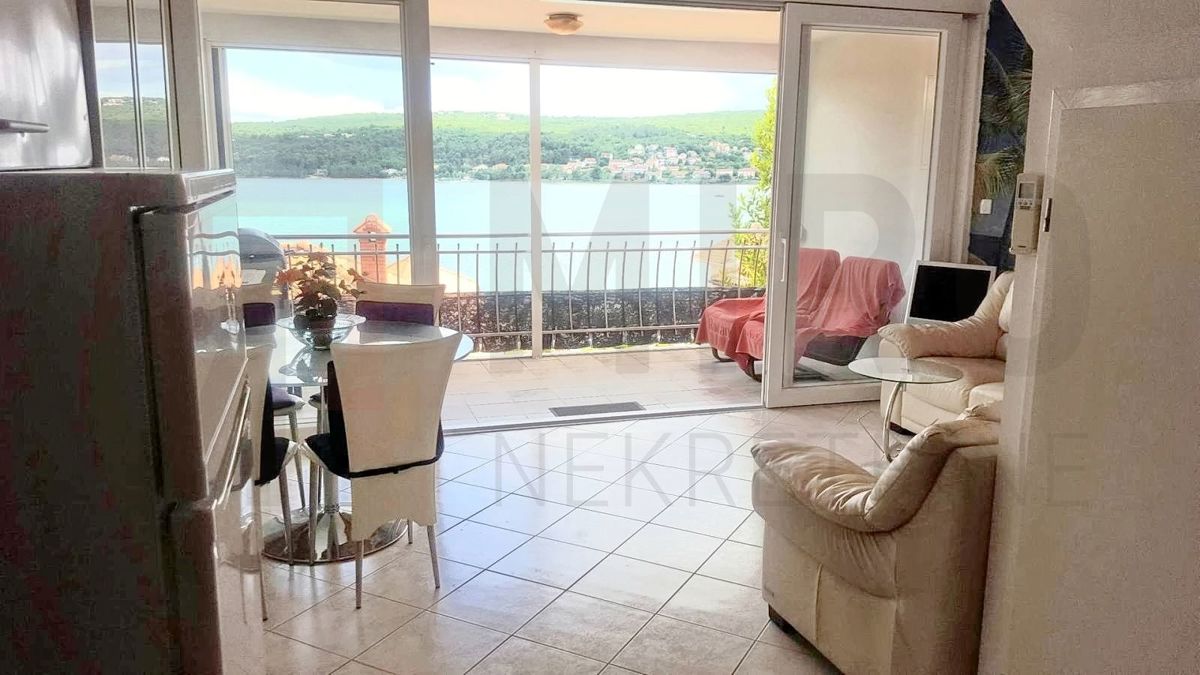 Uvala Soline, dvoetažni apartma 60m od morja s pogledom!