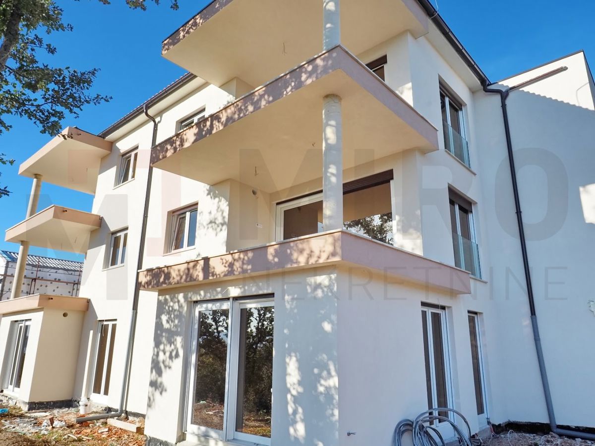Njivice, novo udobno stanovanje v 2. nadstropju z odprtim pogledom na morje!
