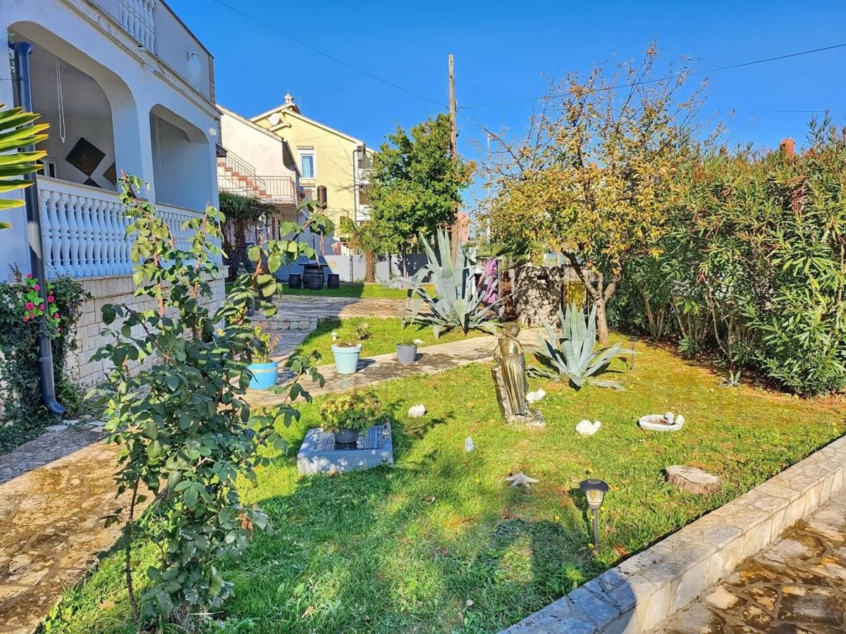 Malinska, pritlični apartma z garažo in vrtom, PRODAMO!