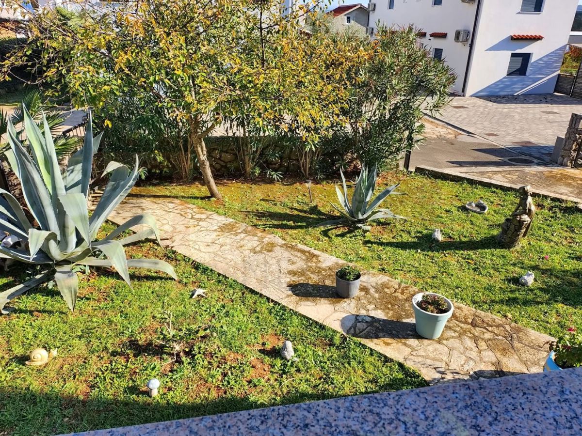 Malinska, pritlični apartma z garažo in vrtom, PRODAMO!