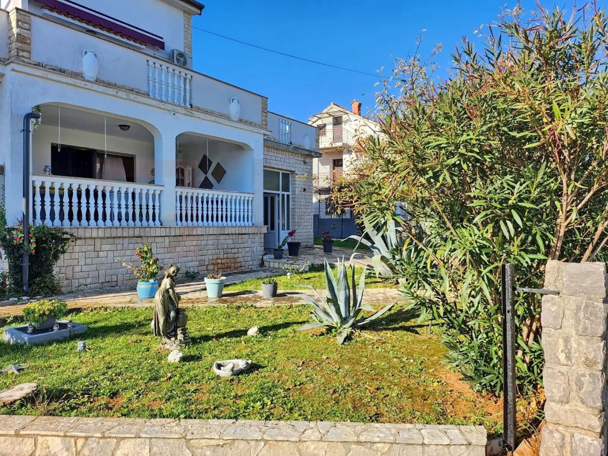Malinska, pritlični apartma z garažo in vrtom, PRODAMO!