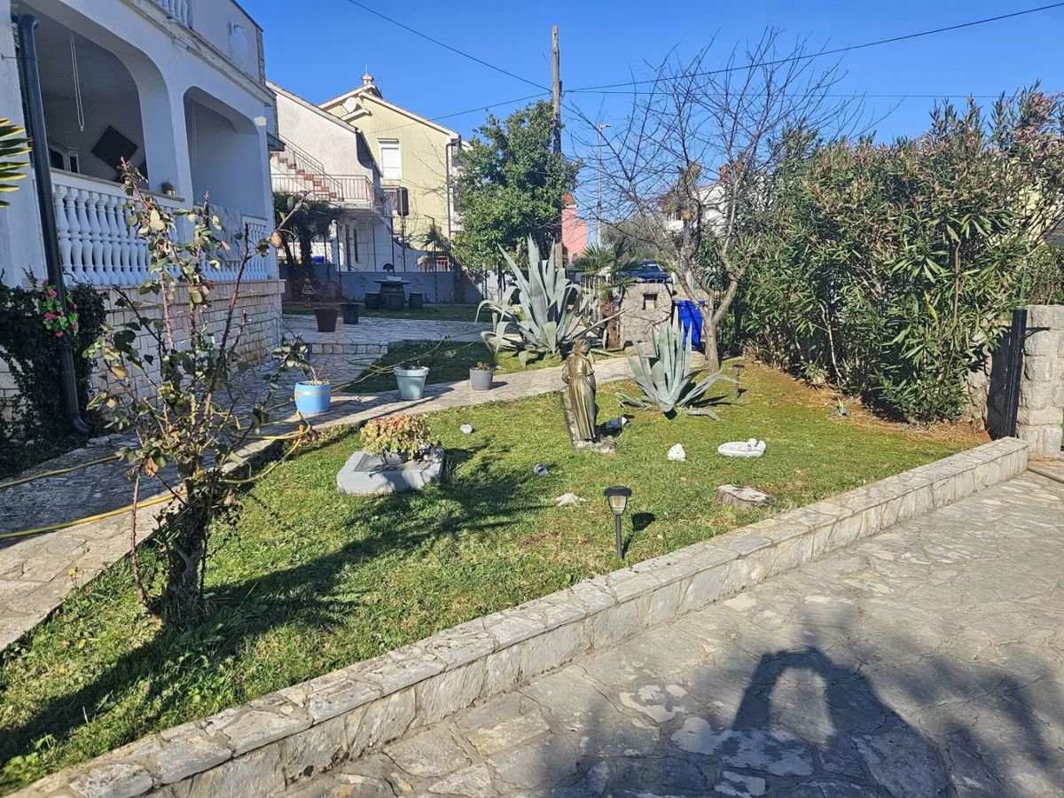 Malinska, pritlični apartma z garažo in vrtom, PRODAMO!