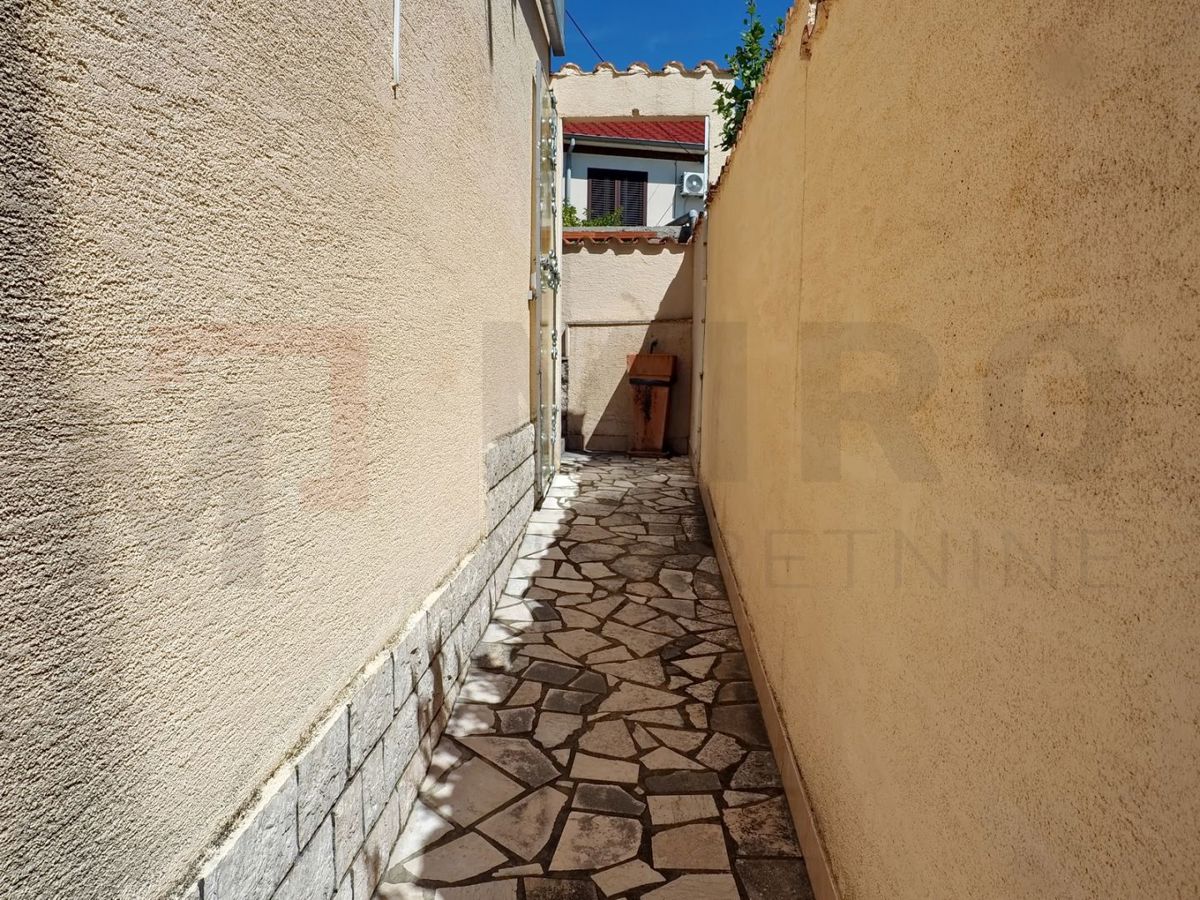 Jadranovo, samostojna hiša na mirni lokaciji!