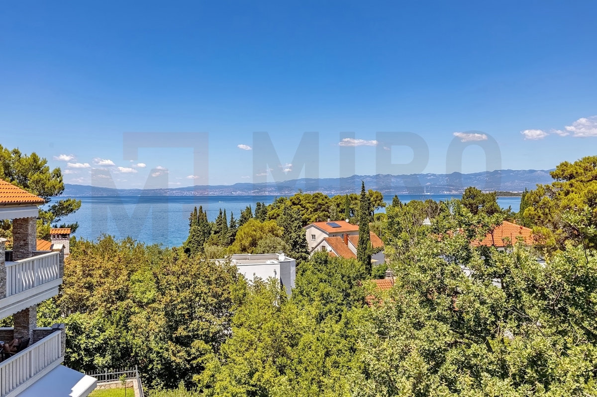 Malinska, luksuzni apartma v 1. nadstropju z bazenom in pogledom na morje