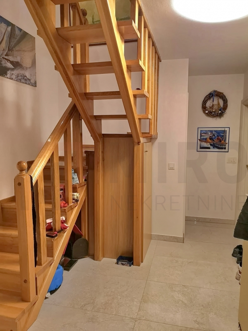 Malinska, lepo urejen apartma v 2. nadstropju s pogledom na morje, PRODAJA!