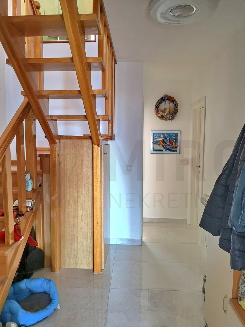 Malinska, lepo urejen apartma v 2. nadstropju s pogledom na morje, PRODAJA!