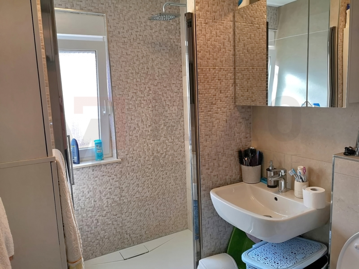 Malinska, lepo urejen apartma v 2. nadstropju s pogledom na morje, PRODAJA!