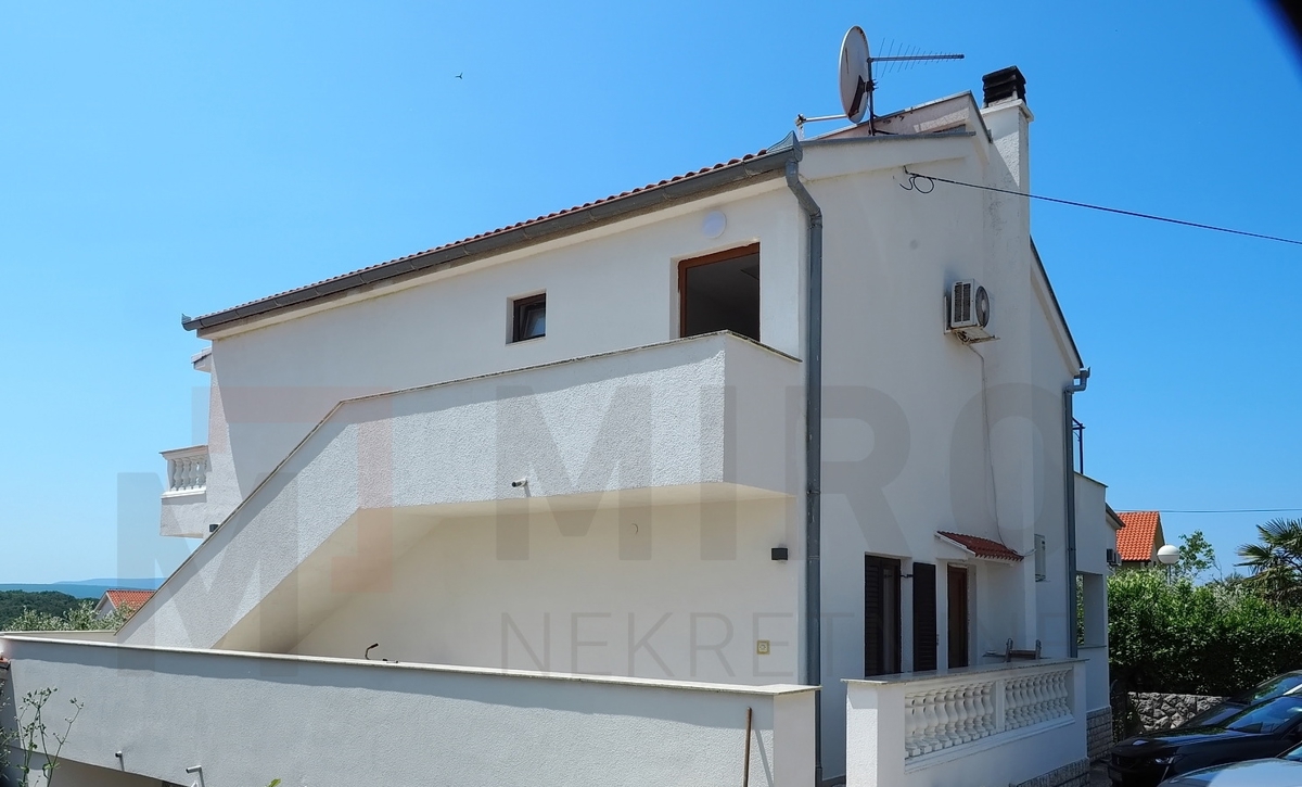 Njivice, samostojna hiša s 5 apartmaji in pomožnim objektom z bazenom, PRODAJA!