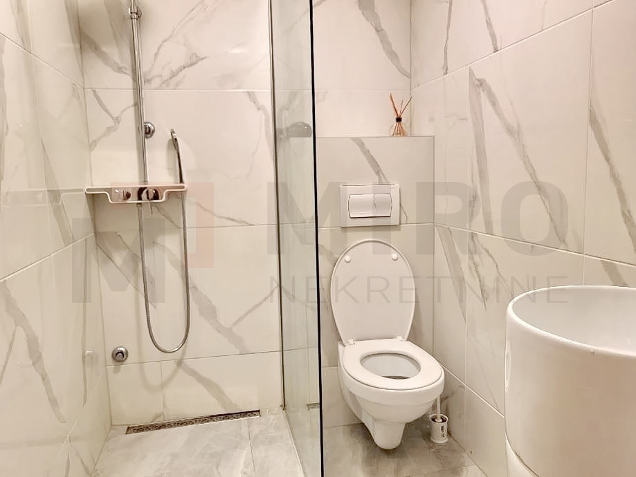 Njivice, samostojna hiša s 5 apartmaji in pomožnim objektom z bazenom, PRODAJA!