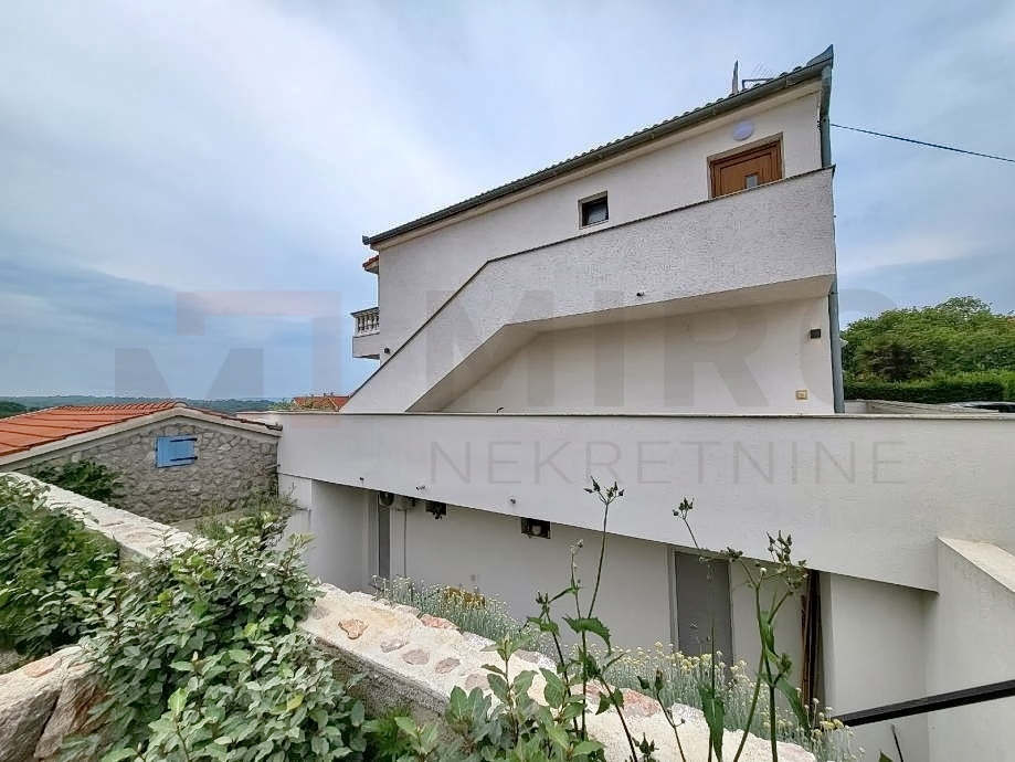 Njivice, samostojna hiša s 5 apartmaji in pomožnim objektom z bazenom, PRODAJA!