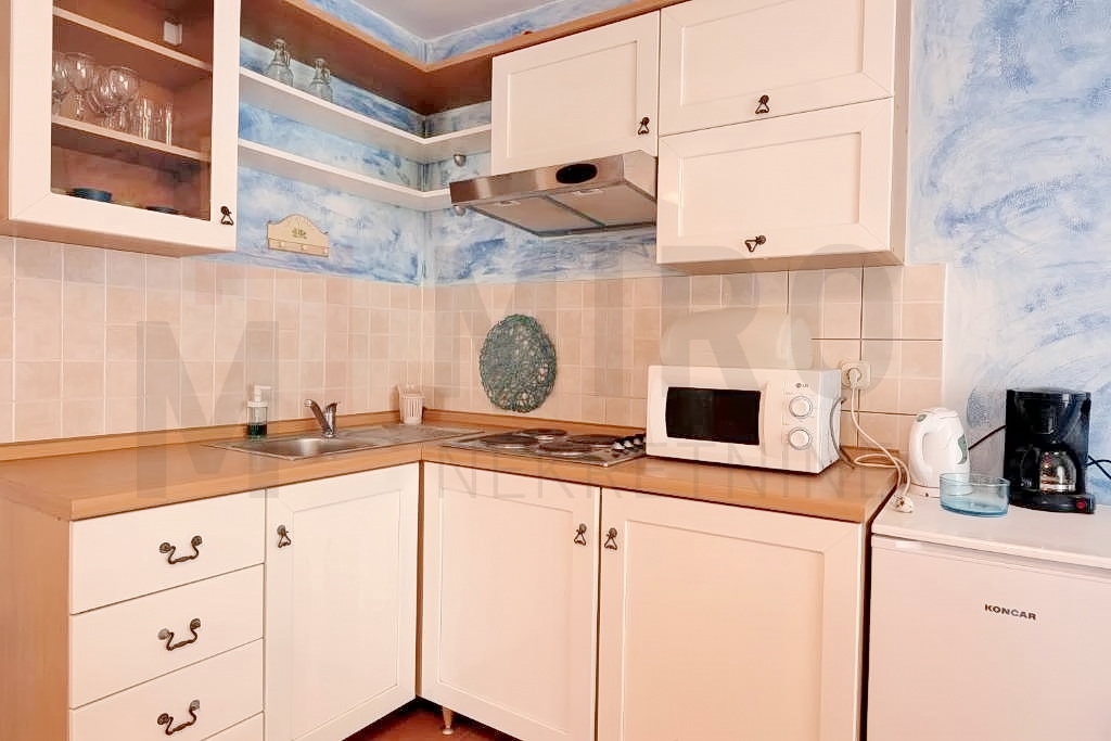 Njivice, samostojna hiša s 5 apartmaji in pomožnim objektom z bazenom, PRODAJA!